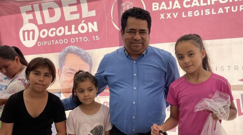 ENTREGÓ MOGOLLÓN CIENTOS DE PAQUETES DE ÚTILES ESCOLARES