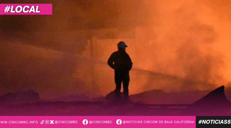 ATIENDE BOMBEROS TIJUANA INCENDIO DE VIVIENDAS EN VILLA DEL CAMPO; INMEDIATA RESPUESTA EVITÓ UNA PROPAGACIÓN MAYOR