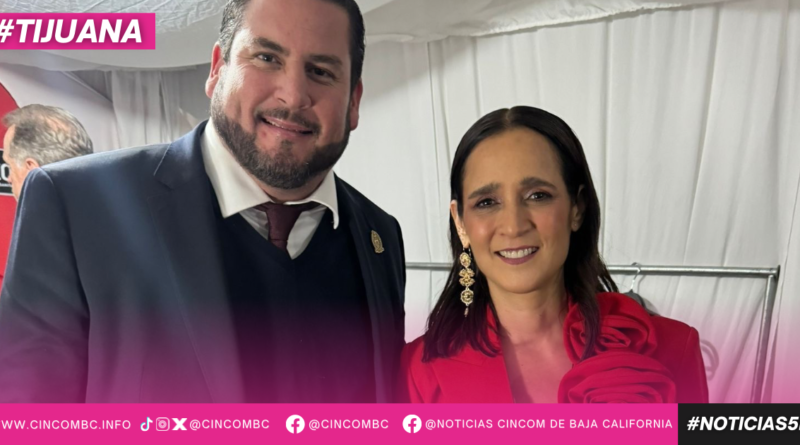 DA ALCALDE ISMAEL BURGUEÑO BIENVENIDA A LA CANTANTE TIJUANENSE JULIETA VENEGAS