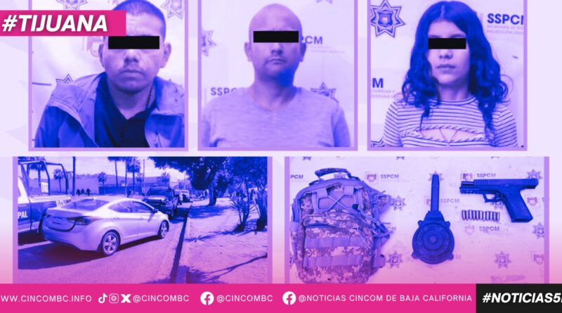 Asegura Policía Municipal de Tijuana a tres personas, un arma y vehículo con reporte de robo Asegura Policía Municipal de Tijuana a tres personas, un arma y vehículo con reporte de robo